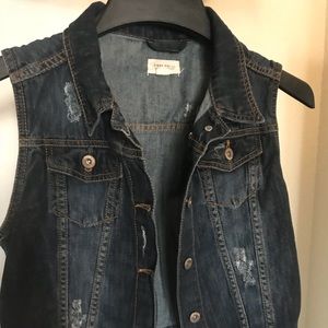 Woman’s jeans sleeveless jacket